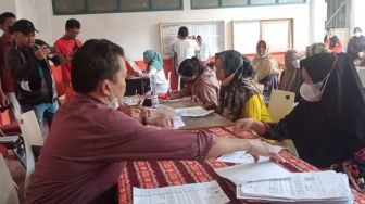 BLT BBM Cair Rp 500 Ribu, Ratusan Warga Banjarmasin Padati Kantor Pos