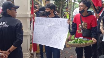 Tolak Harga BBM Naik, Mahasiswa GMNI Demo di Kantor DPRD Cianjur