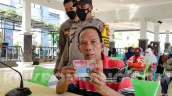 Abdul Manaf Terima BLT di Kelurahan Bontang Kuala: Untuk Menyambung Hidup