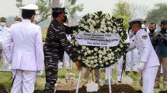 Kepala Staf Angkatan Laut (KSAL) Laksamana TNI Yudo Margono (kedua kiri) meletakkan karangan bunga di makam Pilot Kapten Laut (P) Anumerta Judistira Eka Permady dan CoPilot Lettu Laut (P) Anumerta Dendy Kresna Bakti Sabila saat prosesi pemakaman jenazah di Taman Makam Bahagia TNI AL Desa Gisikcemandi Sedati, Sidoarjo, Jawa Timur, Jumat (9/9/2022).  [ANTARA FOTO/Umarul Faruq/rwa].