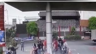 Pria Ini Lempar Korek Api Menyala ke Tanki Sepeda Motor Saat Pengendara Isi Bensin di SPBU