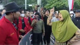 Demo Mahasiswa Unhas Tutup Jalan Bikin Emak-emak Emosi, Sebut Mahasiswa Cuma Bisa Nyanyi