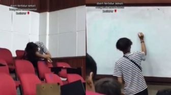 Pria Ini Tertidur Pulas ketika Dosen Sampaikan Materi, saat Bangun Bikin Kagum Sekelas