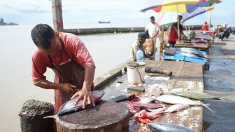 Pedagang memotong ikan untuk pembeli di Tempat Pelelangan Ikan (TPI) Kota Gorontalo, Gorontalo, Jumat (9/9/2022). . ANTARA FOTO/Adiwinata Solihin/rwa.