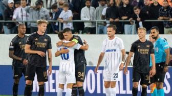 Penonton FC Zurich vs Arsenal Olok-olok Mendiang Ratu Elizabeth