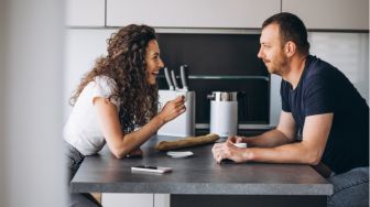 4 Hal yang Bisa Dilakukan Istri untuk Menyambut Suami Bekerja