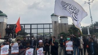 Geruduk DPR Demo Tolak Kenaikan BBM, Segelintir Orang Kibarkan Bendera Ar Rayah dan Al Liwa