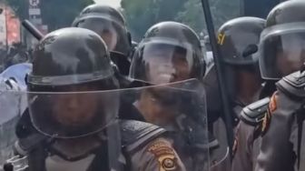 Video Kocak Demonstran Tolak Kenaikan Harga BBM Dijaga Polisi yang Ternyata Temannya Sendiri