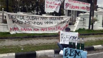 Demo BBM Naik di DPRD Sumbar, Massa Pamer Jual BBM Murah: Ini Permainan Oligarki dan Mafia Migas