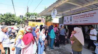 Sikapi BBM Naik, Sahabat Sandi Sinjai Gelar Bazar Sembako Murah Bantu Warga