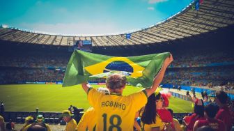 Bukan Sekadar Tontonan, Ini 5 Keuntungan Hobi Menonton Sepak Bola