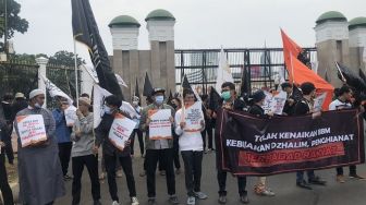 Bukan Cuma Di Istana, Massa Demo Tolak Kenaikan Harga BBM Juga Gelar Aksi Di DPR Dan Kantor Anies