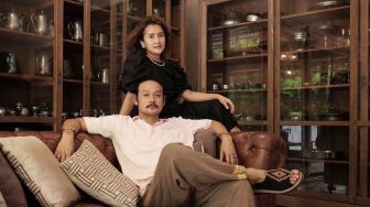 8 Potret Bucin Dwi Sasono dan Widi Mulia, Tetap Romantis di Usia Pernikahan yang Ke-15 Tahun