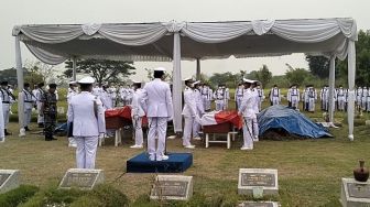 Dua Pilot TNI AL Awak Pesawat yang Jatuh di Selat Madura Dimakamkan Berdekatan di Sidoarjo