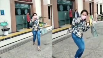 Wanita Full Senyum Bawa Akta Cerai sampai Lompat Kegirangan di Depan Pengadilan Agama, Publik: Beban Hidup Hilang