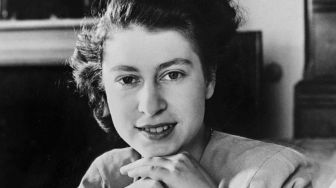 Potret resmi Putri Elizabeth dari Inggris (calon Ratu Elizabeth II) diambil tiga hari sebelum ulang tahunnya yang ke-21 pada 18 April 1947 di London.
AFP