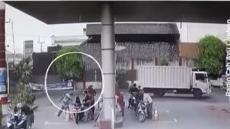 Video Viral Bapak-Bapak Bakar Tangki Motor di SPBU Cirebon, Kecewa Harga BBM Naik?