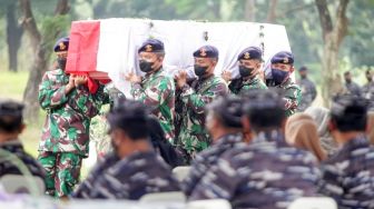 Prajurit TNI membawa Peti jenazah Pilot Kapten Laut (P) Anumerta Judistira Eka Permady saat prosesi pemakaman di Taman Makam Bahagia TNI AL Desa Gisikcemandi Sedati, Sidoarjo, Jawa Timur, Jumat (9/9/2022). . [ANTARA FOTO/Umarul Faruq/rwa].
