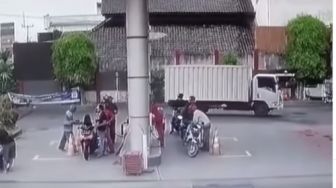 Aksi Nekad Pria di SPBU Viral, Bakar Jok Motor Orang hingga Tendang Polisi