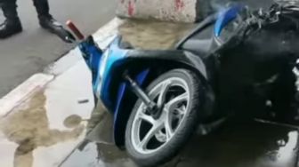Awalnya Kaki Pemotor Kepanasan, Motor Matic di Hayam Wuruk Jakpus Mendadak Terbakar Misterius