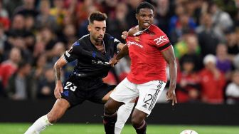 Gelandang Real Sociedad asal Spanyol Brais Mendez (kiri) bertarung dengan bek Manchester United asal Belanda Tyrell Malacia selama matchday pertama Grup E Liga Eropa 2022-2023 antara Manchester United vs Real Sociedad, di stadion Old Trafford, di Manchester, pada 8 September 2022 waktu setempat.
Oli SCARFF / AFP
