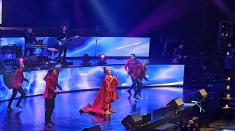 Centil Banget, Vina Panduwinata Sapa Penonton di Konser 40 Tahun Berkarya: Apa Kabar Bestie?