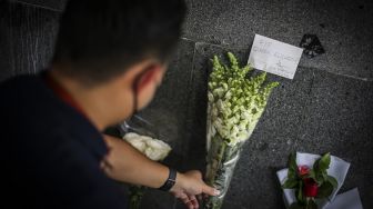 Seorang pria meletakkan bunga bela sungkawa atas wafatnya Ratu Elizabeth II di Kedutaan Besar Inggris, Jakarta, Jumat (9/9/2022). Ratu Elizabeth II wafat pada 8 September 2022 di usia 96 tahun. (ANTARA FOTO/Rivan Awal Lingga/rwa).