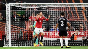 Ekspresi kekecewaan penyerang Manchester United, Cristiano Ronaldo (kiri) pada laga Liga Europa kontra Real Sociedad di Old Trafford, Manchester, Jumat (9/9/2022) dini hari WIB. [Oli SCARFF / AFP]