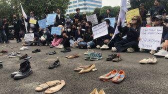 Bawa Sepatu Bekas, Puan Maharani Dapat Nyanyian Ulang Tahun dari Mahasiswa Panca Sakti di Depan Gedung DPR