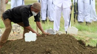Keluarga korban mengikuti upacara penghormatan kepada almarhum Pilot Kapten Laut (P) Anumerta Judistira Eka Permady di Taman Makam Bahagia TNI AL Desa Gisikcemandi Sedati, Sidoarjo, Jawa Timur, Jumat (9/9/2022). [ANTARA FOTO/Umarul Faruq/rwa].