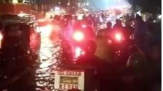 Genangan Air di Jalan Mangga Dua Raya Sebabkan Arus Lalu Lintas Tersendat