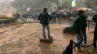 Sempat Bertahan Dibawah Guyuran Hujan, Mahasiswa Demo Tolak Kenaikan BBM Bubar Jalan dari Patung Kuda