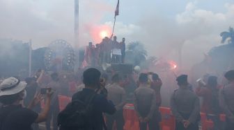 Rakyat Demo Tolak Kenaikan BBM dari Senin hingga Jumat di Patung Kuda, Massa Tabur Bunga sampai Bakar Ban