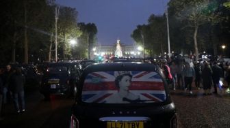Dalam Hening, Taksi Ikonik London Antre Ungkapkan Bela Sungkawa atas Mangkatnya Ratu Elizabeth II