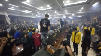 Mahasiswa Bawa 45 Kursi dan Mimbar DPRD Kota Tasik ke Jalan