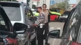 Video Viral Polisi Bantu Perempuan Hadang Mobil Suami yang Selingkuh di Jalanan