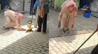 Video Ibu-ibu Punguti Sisa Beras di Selokan dan Lantai Demi Makan, Bikin Mewek Netizen: Gak Dapat Bansos?