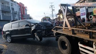 Petugas menggunakan mobil derek saat mengevakuasi salah satu mobil yang mengalami kecelakaan maut jalan raya Parakan-Wonosobo Kertek, Wonosobo, Jawa Tengah, Sabtu (10/9/2022). [ANTARA FOTO/Anis Efizudin/nym]