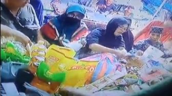 Copet Berhijab Santai Curi Dompet Emak-emak di Pasar, Netizen: Kayaknya Laki-laki