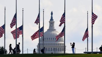 Bendera Amerika Serikat dikibarkan setengah setengah tiang untuk menghormati menghormati Ratu Inggris Elizabeth II di Monumen Washington, Amerika Serikat, Jumat (/9/2022). [OLIVIER DOULIERY / AFP]