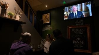 Para pengunjung di pub Prince of Wales di pusat kota London menyaksikan pidato Raja Inggris Charles III yang disiarkan televisi secara langsung dari Istana Buckingham di London, Inggris, Jumat (9/9/2022)