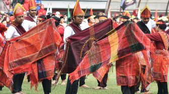 Sejumlah peserta menampilkan tari Tor-Tor dalam acara kebudayaan Pesona Nusantara Bekasi Keren di Stadion Patriot Chandrabhaga, Bekasi, Jawa Barat, Sabtu (10/9/2022). [ANTARA FOTO/ Fakhri Hermansyah/nym]