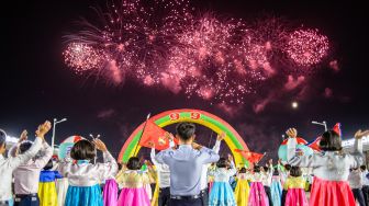 Orang-orang menari selama selama acara peringatan 74 tahun berdirinya negara Korea Utara di Pyongyang, Korea Utara, Jumat (9/9/2022). [KIM Won Jin / AFP]