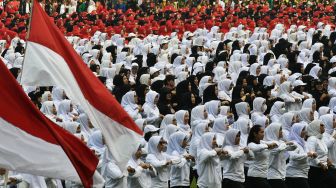 Sejumlah peserta melakukan Senam Indonesia Cinta Tanah Air (SIcita) dalam kegiatan Pesona Nusantara Bekasi Keren di Stadion Patriot Chandrabhaga, Bekasi, Jawa Barat, Sabtu (10/9/2022). [ANTARA FOTO/ Fakhri Hermansyah/nym]
