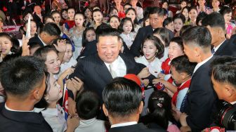 Pemimpin Korea Utara Kim Jong Un saat menghadiri acara peringatan 74 tahun berdirinya negara Korea Utara di Pyongyang, Korea Utara, Jumat (9/9/2022). [KCNA VIA KNS/AFP] 
