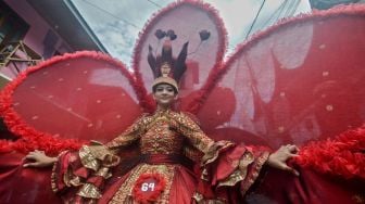 Peserta mengikuti parade Sawahlunto International Songket Silungkang Carnival (Sisca) di Sawahlunto, Sumatera Barat, Sabtu (10/9/2022). [ANTARA FOTO/Iggoy el Fitra/nym]