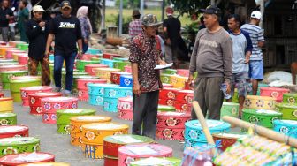 Warga melihat deretan tenong yang berisi nasi tumpeng saat tradisi Tenongan di Desa Malang Semirang, Lobener, Indramayu, Jawa Barat, Sabtu (10/9/2022). [ANTARA FOTO/Dedhez Anggara/nym]