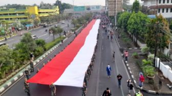 Bendera Merah Putih Raksasa Dibentangkan di Perayaan Pesona Nusantara Bekasi Keren