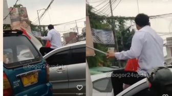 Geger Pria Duduk di Atas Mobil Teriak-teriak 'Saya Dibunuh Pemerintah'