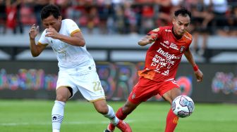 Winger Bali United Novri Setiawan (kanan) berebut bola dengan pesepak bola Dewa United Dias Angga Putra (kiri) saat pertandingan Liga 1 di Stadion Kapten I Wayan Dipta, Gianyar, Bali, Sabtu (10/9/2022). Bali United berhasil mengalahkan Dewa United dengan skor 6-0. ANTARA FOTO/Fikri Yusuf/rwa.
